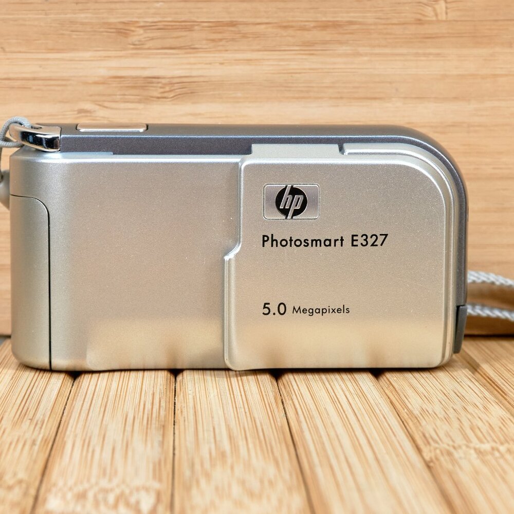 HP PhotoSmart E327 5.0MP Digital Camera, Silver